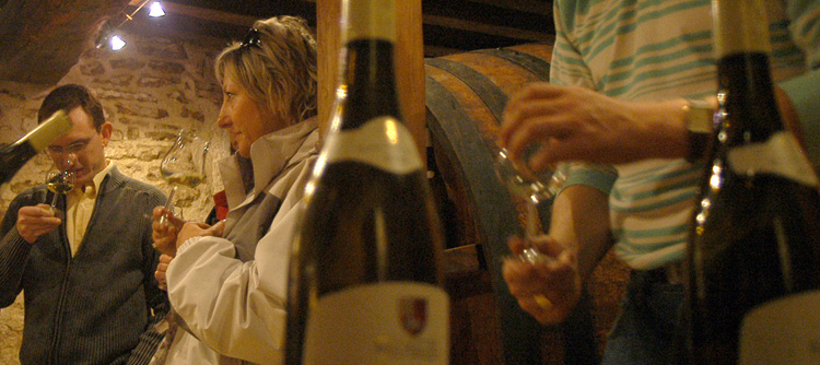 © BIVB / MONNIER H Tasting in cellar © BIVB / MONNIER H Tasting in cellar