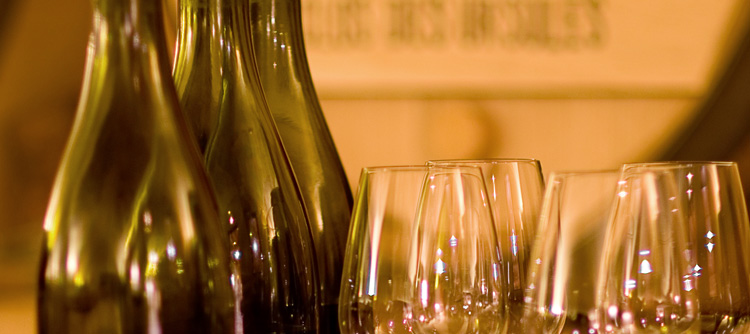 © BIVB / NARBEBURU S. Tasting in cellar © BIVB / NARBEBURU S. Tasting in cellar