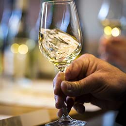 © BIVB / JOLY M.Visual inspection of Bourgogne wine © BIVB / JOLY M.Visual inspection of Bourgogne wine