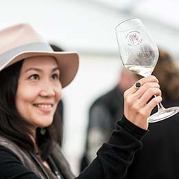 © BIVB / Image & associés - Tasting Bourgogne wines © BIVB / Image & associés - Tasting Bourgogne wines