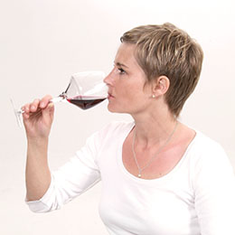 © BIVB - Tasting a red wine © BIVB - Tasting a red wine