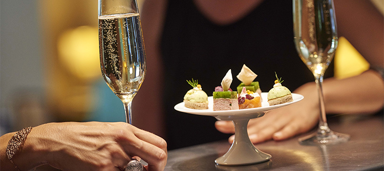 © BIVB / IMAGE & ASSOCIES Tasting on the occasion of a wedding © BIVB / IMAGE & ASSOCIES Tasting on the occasion of a wedding