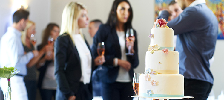 © BIVB / IMAGE & ASSOCIES Tasting during a business dinner © BIVB / IMAGE & ASSOCIES Tasting during a business dinner